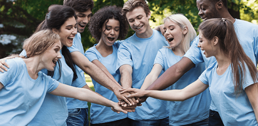 “Équipe de bénévoles qui sourient et travaillent ensemble”